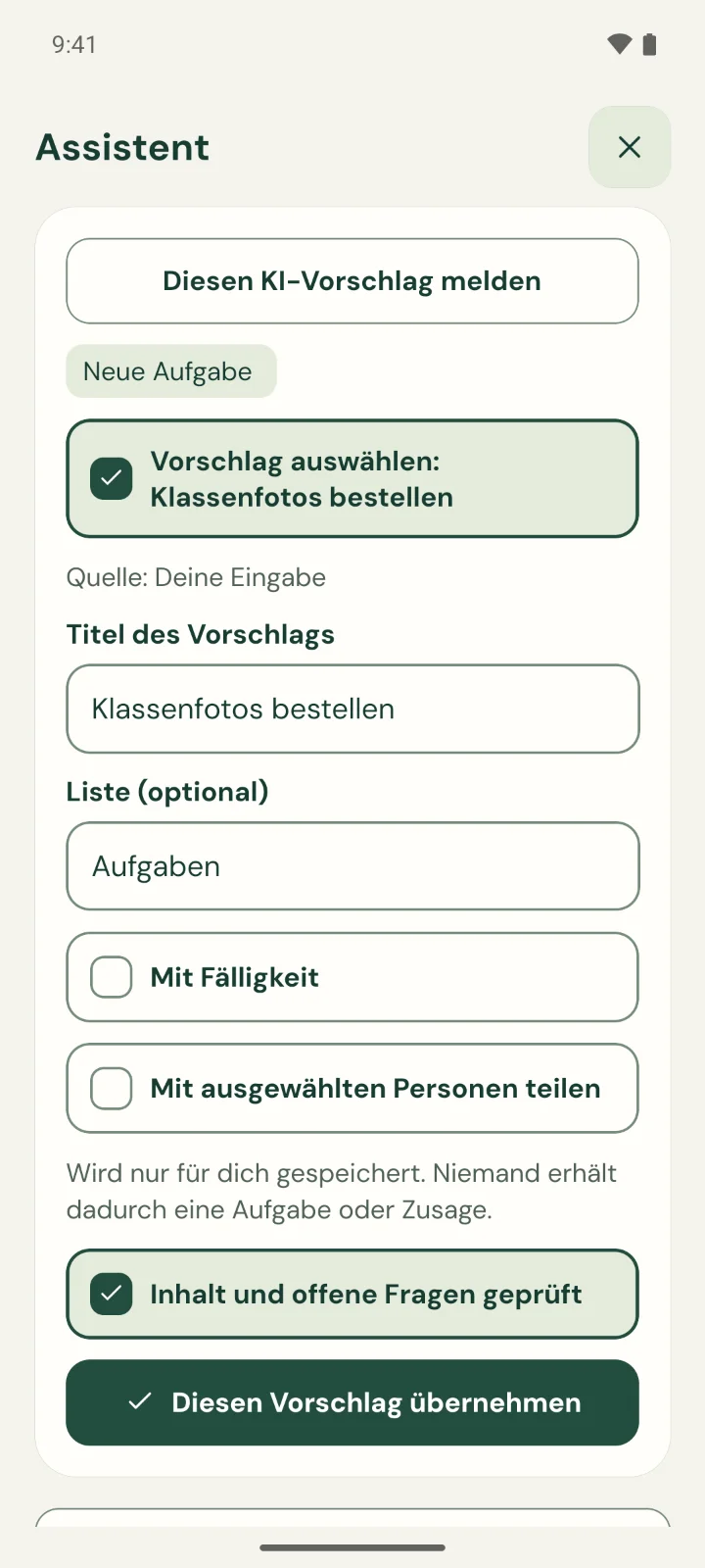 App-Ansicht Assistent: Vorschlag „Neue Aufgabe“ – „Klassenfotos bestellen“ mit Titel, Liste, Optionen für Fälligkeit und Teilen sowie dem Knopf „Diesen Vorschlag übernehmen“.